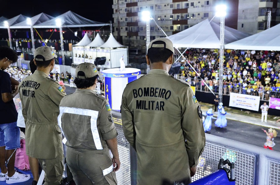 Bombeiros no desfile das escolas de samba no Sambódromo